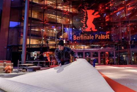 Verlegung des Roten Teppichs, der in diesem Jahr umweltfreunldich produziert wurde, vor dem Berlinale Palast am Potsdamer Platz anlässlich der 69. Internationalen Filmfestspiele Berlin snapshot-photography F.Boillot