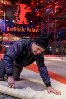 Verlegung des Roten Teppichs, der in diesem Jahr umweltfreunldich produziert wurde, vor dem Berlinale Palast am Potsdamer Platz anlässlich der 69. Internationalen Filmfestspiele Berlin snapshot-photography F.Boillot