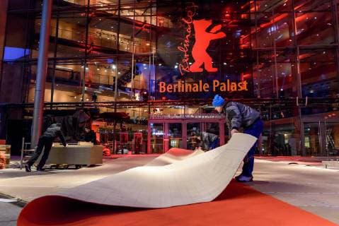 Verlegung des Roten Teppichs, der in diesem Jahr umweltfreunldich produziert wurde, vor dem Berlinale Palast am Potsdamer Platz anlässlich der 69. Internationalen Filmfestspiele Berlin snapshot-photography F.Boillot