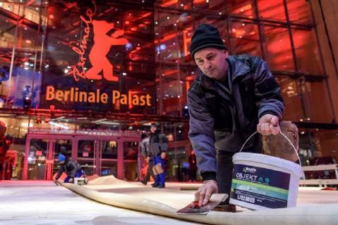 Verlegung des Roten Teppichs, der in diesem Jahr umweltfreunldich produziert wurde, vor dem Berlinale Palast am Potsdamer Platz anlässlich der 69. Internationalen Filmfestspiele Berlin snapshot-photography F.Boillot
