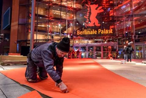 Verlegung des Roten Teppichs, der in diesem Jahr umweltfreunldich produziert wurde, vor dem Berlinale Palast am Potsdamer Platz anlässlich der 69. Internationalen Filmfestspiele Berlin snapshot-photography F.Boillot