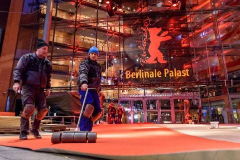 Verlegung des Roten Teppichs, der in diesem Jahr umweltfreunldich produziert wurde, vor dem Berlinale Palast am Potsdamer Platz anlässlich der 69. Internationalen Filmfestspiele Berlin snapshot-photography F.Boillot