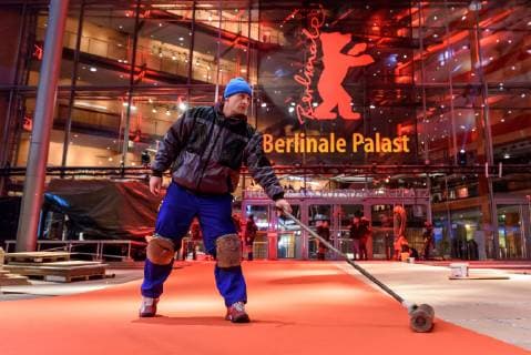 Entertainment Bilder des Tages Verlegung des Roten Teppichs, der in diesem Jahr umweltfreunldich produziert wurde, vor dem Berlinale Palast am Potsdamer Platz anlässlich der 69. Internationalen Filmfestspiele Berlin snapshot-photography F.Boillot