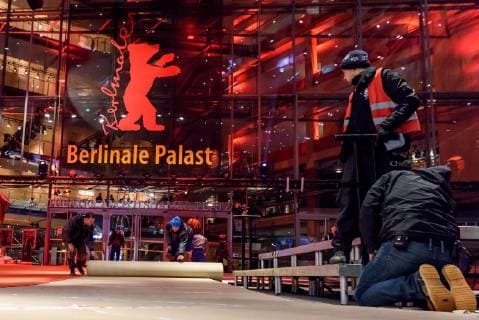 Verlegung des Roten Teppichs, der in diesem Jahr umweltfreunldich produziert wurde, vor dem Berlinale Palast am Potsdamer Platz anlässlich der 69. Internationalen Filmfestspiele Berlin snapshot-photography F.Boillot