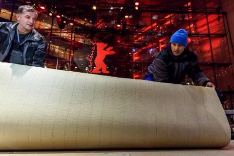 Verlegung des Roten Teppichs, der in diesem Jahr umweltfreunldich produziert wurde, vor dem Berlinale Palast am Potsdamer Platz anlässlich der 69. Internationalen Filmfestspiele Berlin snapshot-photography F.Boillot