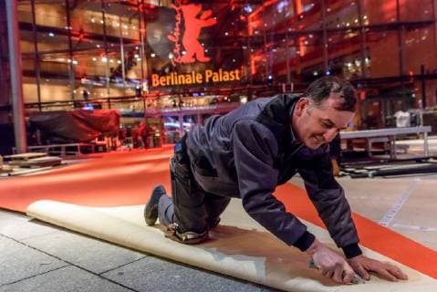 Verlegung des Roten Teppichs, der in diesem Jahr umweltfreunldich produziert wurde, vor dem Berlinale Palast am Potsdamer Platz anlässlich der 69. Internationalen Filmfestspiele Berlin snapshot-photography F.Boillot