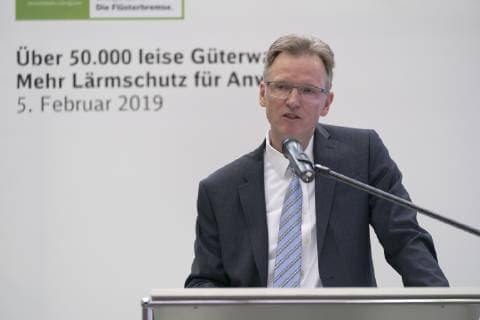 Lärmschutz mit Alexander Doll und Staatsekretär Dr. Gerhard Schulz DB Cargo AG, Werk Gremberg, Rather Str. 1, 51149 Köln die Deutsche Bahn (DB) und das Bundesministerium für Verkehr und digitale Infrastruktur (BMVI) haben sich zum Ziel gesetzt, den Schienenverkehrslärm bis 2020 zu halbieren. Die Umrüstung der Güterwagenflotte von DB Cargo auf sogenannte Flüsterbremsen nimmt hier einen zentralen Stellenwert ein: Rund 80 Prozent der Güterwagen von DB Cargo in Deutschland sind inzwischen mit Flüsterbremsen ausgestattet. Diese rauen die Wagenräder deutlich weniger auf als herkömmliche Graugusssohlen. Auf diese Weise werden die während der Fahrt wahrnehmbaren Lärmemissionen um zehn Dezibel reduziert, was vom menschlichen Ohr als Halbierung wahrgenommen wird. Staatssekretär Dr. Gerhard Schulz und Alexander Doll