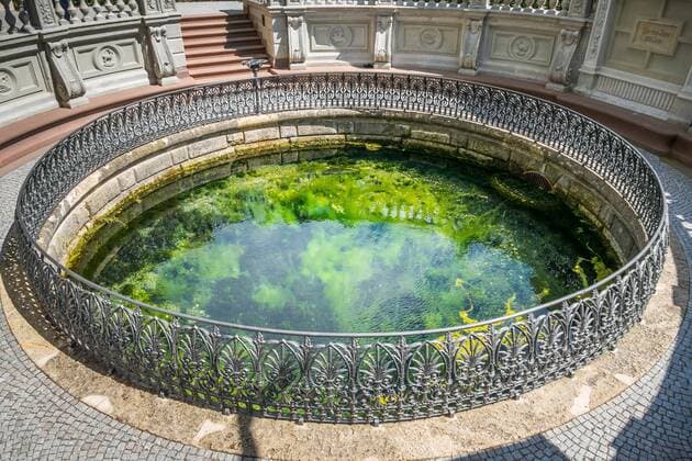 Donauquelle in Donaueschingen, Deutschland, Baden-Wuerttemberg, Donaueschingen the Danube spring in Donaueschingen, Germany, Baden-Wuerttemberg, Donaueschingen BLWS516022 Copyright: xblickwinkel McPHOTO M.xGannx