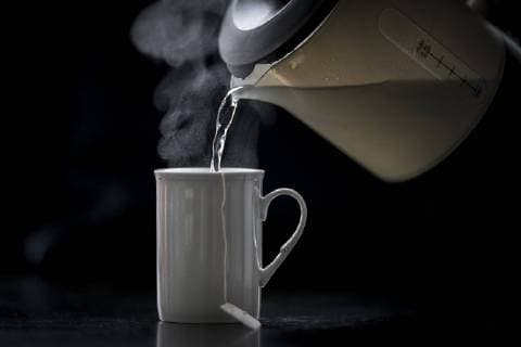 IMAGO Creative: Haushaltsgeräte - Wasserkocher Heisses Wasser wird von einem Wasserkocher in eine Tasse mit einem Teebeutel gegossen. Berlin, 05.02.2019. Berlin Deutschland *** Hot water is poured from a kettle into a cup with a tea bag Berlin 05 02 2019 Berlin Germany Copyright: xFlorianxGaertner photothek.netx
