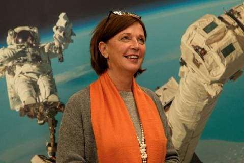 NRW-Schulministerin Yvonne Gebauer bei der DLR. Im Bild die nordrheinwestfäische Bildungsministerin Yvonne Gebauer. Gemeinsam mit Schülerinnen und Schülern besichtigte sie das DLR_School_Lab des Deutschen Zentrums für Luft- und Raumfahrt (DLR) in Köln-Wahn. Köln Nordrhein-Westfalen Deutschland