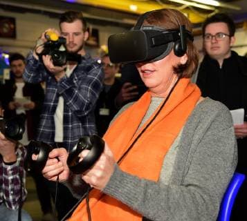 NRW-Schulministerin Yvonne Gebauer besucht am 06.02.2019 das School Lab des Deutschen Zentrums fuer Luft-und Raumfahrt ( DLR ).Ministerin Yvonne Gebauer ist mit der Oculus Lift VR Brille auf einem Virtual Reality Rundgang auf der Internationalen Raumstation unterwegs,sie sieht die Raumstation dreidimensional dargestellt. Â