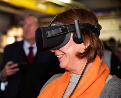 NRW-Schulministerin Yvonne Gebauer besucht am 06.02.2019 das School Lab des Deutschen Zentrums fuer Luft-und Raumfahrt ( DLR ).Ministerin Yvonne Gebauer ist mit der Oculus Lift VR Brille auf einem Virtual Reality Rundgang auf der Internationalen Raumstation unterwegs,sie sieht die Raumstation dreidimensional dargestellt. Â