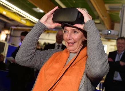News Bilder des Tages NRW-Schulministerin Yvonne Gebauer besucht am 06.02.2019 das School Lab des Deutschen Zentrums fuer Luft-und Raumfahrt ( DLR ).Ministerin Yvonne Gebauer ist mit der Oculus Lift VR Brille auf einem Virtual Reality Rundgang auf der Internationalen Raumstation unterwegs,sie sieht die Raumstation dreidimensional dargestellt. Â