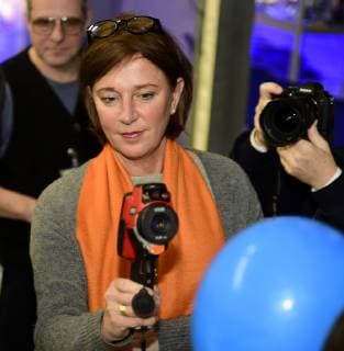 NRW-Schulministerin Yvonne Gebauer besucht am 06.02.2019 das School Lab des Deutschen Zentrums fuer Luft-und Raumfahrt ( DLR ).Ministerin Yvonne Gebauer testet eine Waermebildkamera an einem Luftballon. Â