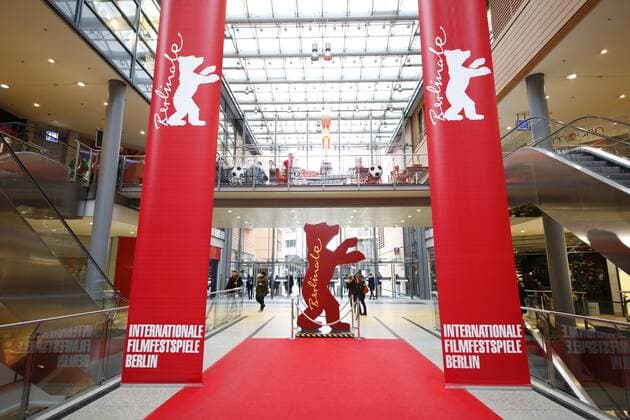 Berlinale Banner und eine Bärenfigur im Einkaufszentrum Potsdamer Platz Arcaden vor der Berlinale am 05.02.2019 in Berlin
