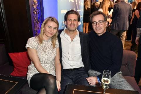 Steffen Groth mit Freundin Ana Große Halbuer und Jan Sosniok bei der Verleihung des Blaue Blume Award 2019 im Restaurant Grosz. Berlin, 06.02.2019