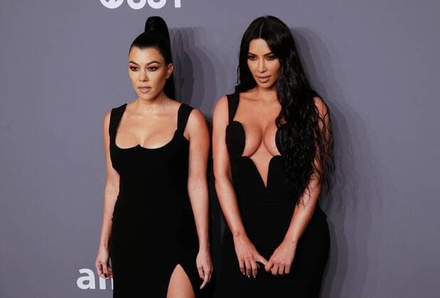 Entertainment Themen der Woche KW06 Entertainment Bilder des Tages Kourtney Kardashian and Kim Kardashian arrive on the red carpet at the amfAR New York Gala 2019 at Cipriani Wall Street on February 6, 2019 in New York City.  NYP20190206111 JOHNxANGELILLO