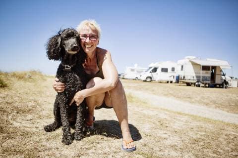  Frau umarmt ihren Hund, Königspudel, auf einem Campingplatz, Portbail, Normandie, Frankreich, Europa *** Woman embraces her dog king poodle at a campsite Portbail Normandie France Europe Copyright: imageBROKER/JanxTepass ibxjte04830927.jpg