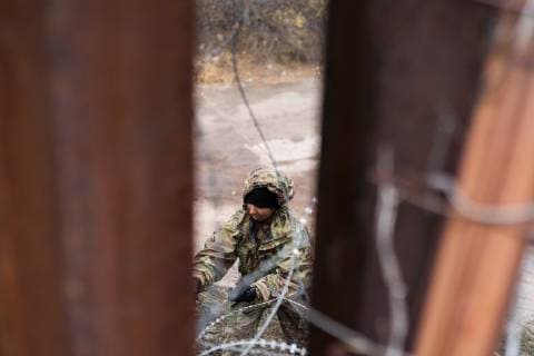 February 6, 2019 - Nogales, United States - U.S. Military troops add concertina wire to the border wall in Nogales, Arizona on February 6, 2019. Troops began adding additional rows of wire to downtown Nogales this past Saturday and have continued to add more rows this week in and around Nogales while local officials are asking for the wire to be removed. Nogales United States  - ZUMAn230 20190206_zaa_n230_814 Copyright: xMaxxHermanx