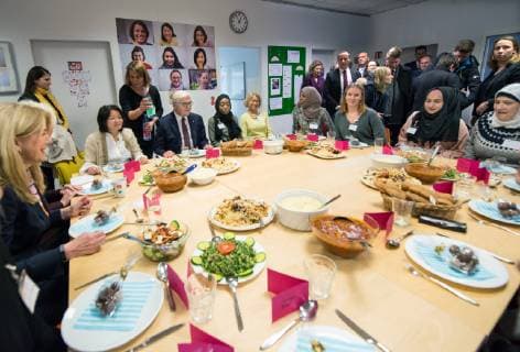 Bundespraesident Frank-Walter Steinmeier (hinten M.) hat am Donnerstag (07.02.2019) bei einem Besuch in Frankfurt am Main die Integrationseinrichtung Maedchenbuero Milena fuer gefluechtete Frauen und Maedchen besucht. (Foto beim Essen mit Fluechtlingen und Mitarbeiterinnen: li. neben Steinmeier: Maneesorn Koldehofe, eine der beiden Leiterinnen des Buero Milena). (Siehe epd-Bericht vom 07.02.3019) Bundespraesident Steinmeier besucht in Frankfurt Maedchenbuero Milena