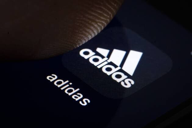 Symbolfoto: Ein Finger tippt auf einem Smartphone auf das Logo von adidas. Berlin, 07.02.2019. Berlin Deutschland