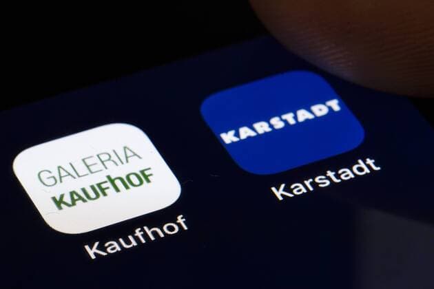 Symbolfoto: Ein Finger tippt auf einem Smartphone auf das Logo von Galeria Kaufhof und Karstadt. Berlin, 07.02.2019. Berlin Deutschland