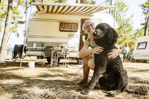  Frau hockt lachend mit ihrem Hund, Königspudel, vor Wohnmobil auf einem Campingplatz, le Gurp, Grayan-et-l Hopital, Aquitanien, Gironde, Frankreich, Europa *** Woman crouches laughing with her dog king poodle in front of camper on a camping site le Gurp Grayan et l Hopital Aquitanien Gironde France Europe Copyright: imageBROKER/JanxTepass ibxjte04831210.jpg
