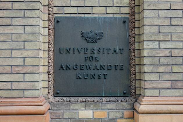 Universität in Wien Universität in Wien, 01.06.2018, Wien, Oskar Kokoschka-Platz, Österreich, Eine Tafel befindet sich an der Wiener Universität für angewandte Kunst.
