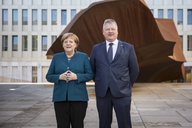 News Themen der Woche KW06 News Bilder des Tages Bruno Kahl (R), Praesident vom Bundesnachrichtendienst (BND), und Bundeskanzlerin Angela Merkel, CDU, aufgenommen vor dem Monolithen im Rahmen der Eroeffnung der Zentrale des Bundesnachrichtendienstes in Berlin, 08.02.2019. Berlin Deutschland *** Bruno Kahl R President of the Federal Intelligence Service BND and Chancellor Angela Merkel CDU recorded in front of the monolith during the opening of the headquarters of the Federal Intelligence Service in Berlin 08 02 2019 Berlin Germany Copyright: xFlorianxGaertner photothek.netx