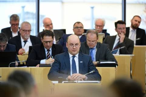 xsmx, Politik, 05.02.2019 Wiesbaden 2. Plenarsitzung im Hessischen Landtag. Im Bild (Mitte unten): Robert Lambrou (AfD), dahinter die Politiker der AfD Fraktion. empoli, azpoli, azlahe, delahe, wiloka, dekrei, emonline Wiesbaden *** xsmx Politics 05 02 2019 Wiesbaden 2 Plenary Session in the Hessian Parliament Middle Bottom Robert Lambrou AfD Behind the politicians of the AfD faction empoli azpoli azlahe delahe wiloka dekrei emonline Wiesbaden xsmx
