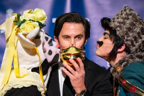 Actor Milo Ventimiglia (C) kisses his Pudding Pot trophy while he is kissed by Hasty Pudding Theatricals cast members at a press conference after he was honored as the Harvard University Hasty Pudding Theatricals 2019 Man of the Year at Harvard University in Cambridge, Massachusetts on February 8, 2019.  BOS20190208108 MATTHEWxHEALEY