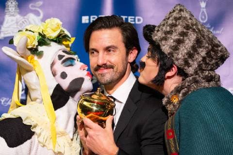 Entertainment Bilder des Tages Actor Milo Ventimiglia (C) holds his Pudding Pot trophy while he is kissed by Hasty Pudding Theatricals cast members at a press conference after he was honored as the Harvard University Hasty Pudding Theatricals 2019 Man of the Year at Harvard University in Cambridge, Massachusetts on February 8, 2019.  BOS20190208113 MATTHEWxHEALEY