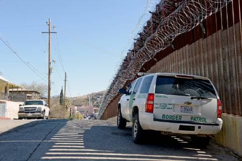 Arizona, Grenzzaun zwischen USA und Mexiko in Nogales The Arizona city of Nogales has ordered Federal Officials to remove the razor wire that was place atop and at the bottom of the fence along the United States-Mexico border on February 8, 2019. A U.S. Customs truck drives along the road next to the wall.  PXP201902080345 ARTxFOXALL