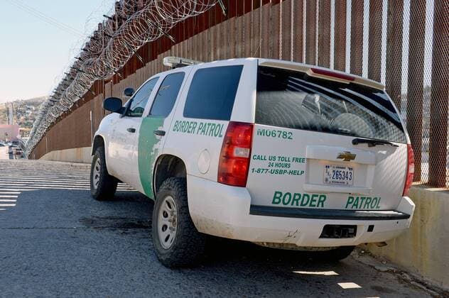 News Themen der Woche KW06 News Bilder des Tages Arizona, Grenzzaun zwischen USA und Mexiko in Nogales A United States Border Patrol truck sits in the shadow of the border fence which is adorned with barbed wire on it s top in Nogales, Arizona February 8, 2019. The Arizona city has ordered Federal Officials to remove the razor wire was placed at the top and bottom of the fence.  PXP2019020813 ARTxFOXALL