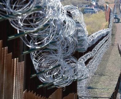 Arizona, Grenzzaun zwischen USA und Mexiko in Nogales Barbed wire has been placed on top of the fence along the United States-Mexico border in Nogales, Arizona on February 8, 2019. The Arizona City has ordered Federal Officials to remove the barbed wire.  PXP2019020814 ARTxFOXALL
