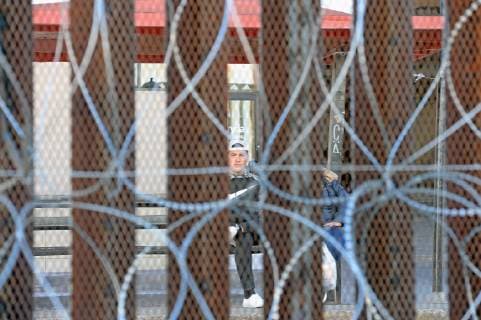 News Bilder des Tages Arizona, Grenzzaun zwischen USA und Mexiko in Nogales A man can be seen waiting for a bus on the Mexican side through the border fence now adorned with barbed wire in Nogales, Arizona on February 8, 2019. The Arizona city has ordered Federal Officials to remove the barbed wire.  PXP2019020817 ARTxFOXALL