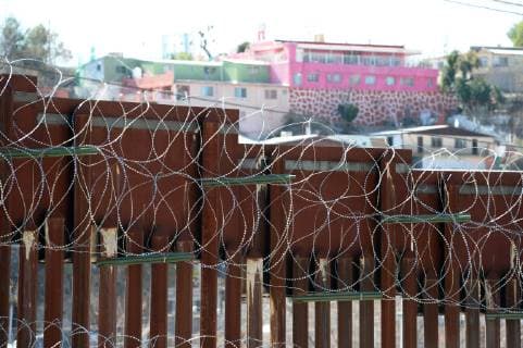 Arizona, Grenzzaun zwischen USA und Mexiko in Nogales Barbed wire can be seen on top of the fence along the United States-Mexico border in Nogales, Arizona on February 8, 2019. The Arizona city has ordered Federal Officials to remove the barbed wire.  PXP2019020818 ARTxFOXALL