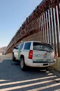 Arizona, Grenzzaun zwischen USA und Mexiko in Nogales A United States Border Patrol vehicle sits in the shadow of the border fence now adorned with barbed wire heading East along the United States-Mexico border in Nogales, Arizona on February 8, 2019. The Arizona city has ordered Federal Officials to remove the barbed wire.  PXP2019020826 ARTxFOXALL