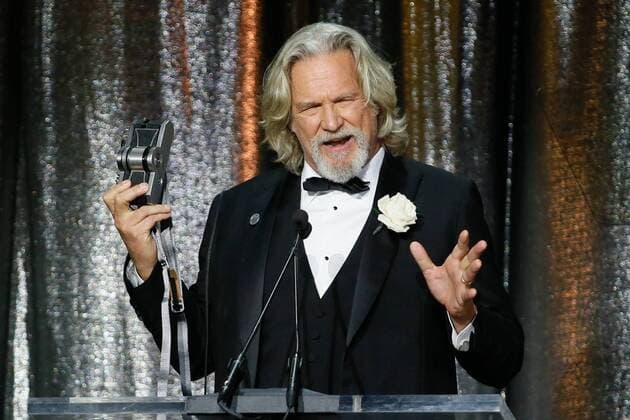 Entertainment Themen der Woche KW06 Entertainment Bilder des Tages ASC Board of Governors Award honoree Jeff Bridges uses a Widelux panoramic camera to take a photo of the crowd as he accepts his award at the 33rd annual ASC Awards and The American Society of Cinematographers 100th Anniversary Celebration at the Ray Dolby Ballroom at Hollywood & Highland, Saturday, February 9, 2019 in Hollywood, California. Photo by Danny Moloshok Moloshok Photography, Inc. imageSPACE MediaPunch Copyright: ximageSPACEx