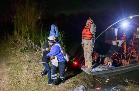 A family of migrants composed of three adults and two Central American children are rescued by Beta Group agents and lifeguards of the Mexican Red Cross, after trying to move to the US side and get trapped in the Rio Bravo this Sunday in Piedras Negras, Mexico, on 10 February 2019. Migrant family tries to cross river to get to the US and must be rescued !ACHTUNG: NUR REDAKTIONELLE NUTZUNG!  Copyright: xMiguelxSierrax AME1776 20190211-636854580283626532