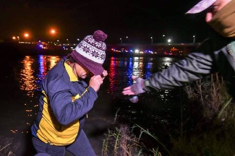 A family of migrants composed of three adults and two Central American children are rescued by Beta Group agents and lifeguards of the Mexican Red Cross, after trying to move to the US side and get trapped in the Rio Bravo this Sunday in Piedras Negras, Mexico, on 10 February 2019. Migrant family tries to cross river to get to the US and must be rescued !ACHTUNG: NUR REDAKTIONELLE NUTZUNG!  Copyright: xMiguelxSierrax AME1781 20190211-636854580295657680