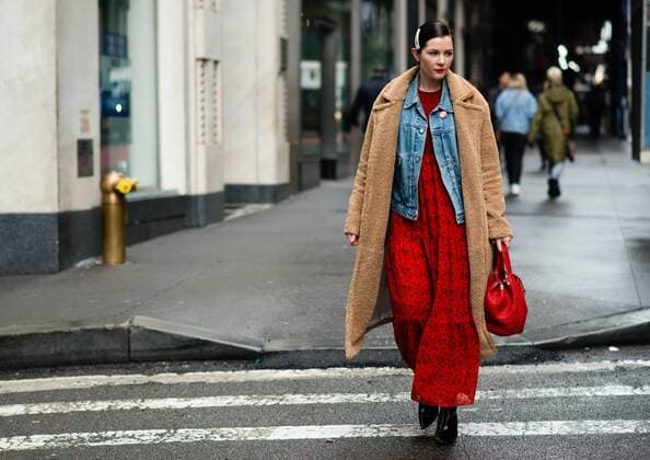 A chic showgoer attending the Kate Spade show during New York Fashion Week - Feb 8, 2019 - NYFW: Fall 2019 Street Style Day 2, New York City New York United States  Copyright: xMichellexSangsterx h_00579179