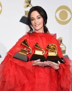 Entertainment Bilder des Tages Kacey Musgraves appears backstage with her awards for Best Country Solo Performance for Butterflies, Best Country Song for Space Cowboy, Best Country Album for Golden Hour, and Album of The Year for Golden Hour, during the 61st annual Grammy Awards held at Staples Center in Los Angeles on February 10, 2019.  LAP201902101052 GREGGxDEGUIRE