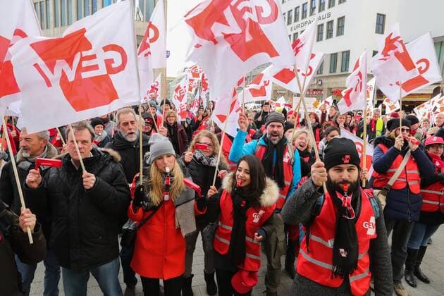 News Themen der Woche KW07 News Bilder des Tages Hannover, Niedersachsen, GEW-Warnstreiktag an Schulen am 11. Februar 2019: Beschäftigte in Niedersachsen legen Arbeit nieder Kundgebung in Hannover am Kröpcke, *** Hanover Lower Saxony GEW Warning strike day at schools on 11 February 2019 Employees in Lower Saxony lay down work Demonstration in Hanover am Kröpcke