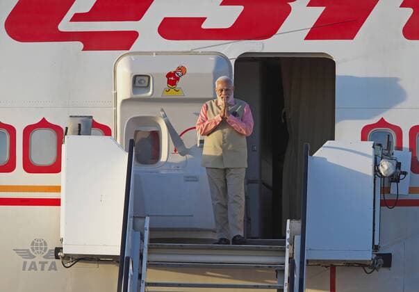 Der indische Premierminister Narandi Modi verlässt nach der Landung auf dem Flughafen Hamburg die Regierungsmaschine der Air India vom Typ Boeing 747-737B. Er grüßt. Die Boeing 747 (auch genannt Jumbo-Jet) ist ein vierstrahliges Großraumflugzeug, welches weltweit als Passagier- Transport- und Regierungsflugzeug genutzt wird. Die Maschine absolvierte ihren Erstflug am 09. Februar 1969. Hamburg Hamburg Deutschland