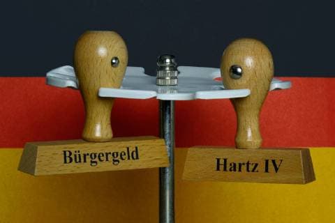 Stempel vor einer Deutschlandfahne Stempel vor einer Deutschlandfahne, 08.02.2019, Borkwalde Brandenburg, Stempel mit den Aufdrucken Bürgergeld und Hartz IV hängen vor einer Deutschlandfahne.