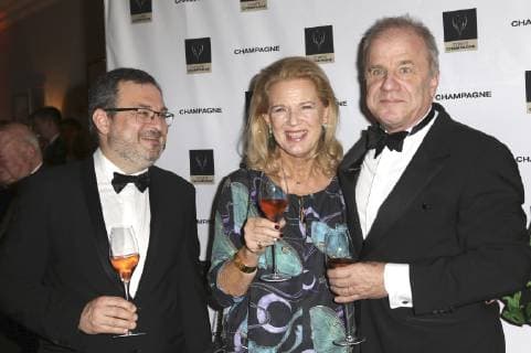 Vincent Perrin, Dorothee Röhrig und Hubertus Meyer-Burckhardt bei der Verleihung des Champagne-Preis für Lebensfreude 2019 im Hotel Louis C. Jacob. Hamburg, 11.02.2019