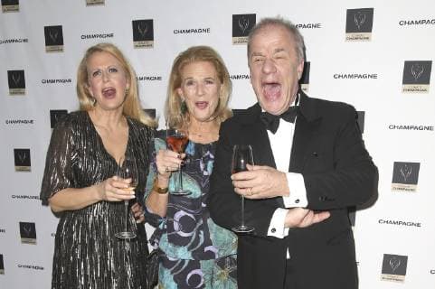 Barbara Schöneberger, Dorothee Röhrig und Hubertus Meyer-Burckhardt bei der Verleihung des Champagne-Preis für Lebensfreude 2019 im Hotel Louis C. Jacob. Hamburg, 11.02.2019