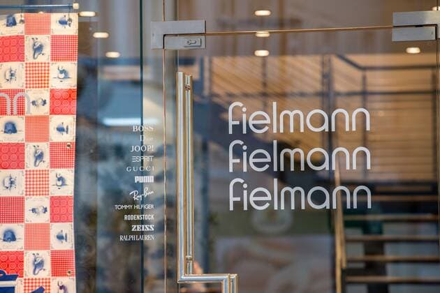 , Logo und Schriftzug von Fielmann. Bamberg Bayern Deutschland