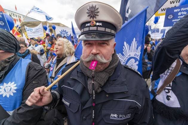 News Themen der Woche KW07 News Bilder des Tages Demo in Stuttgart für mehr Gehalt im Öffentlichen Dienst, u.a. Auch Polizei und Feuerwehr Demo in Stuttgart für mehr Gehalt im Öffentlichen Dienst, u.a. Auch Polizei und Feuerwehr, 70173 Stuttgart, Deutschland *** Demo in Stuttgart for more salaries in public service including police and fire brigade Demo in Stuttgart for more salaries in public service including police and fire brigade 70173 Stuttgart Germany Copyright: 7aktuellx xOskarxEyb